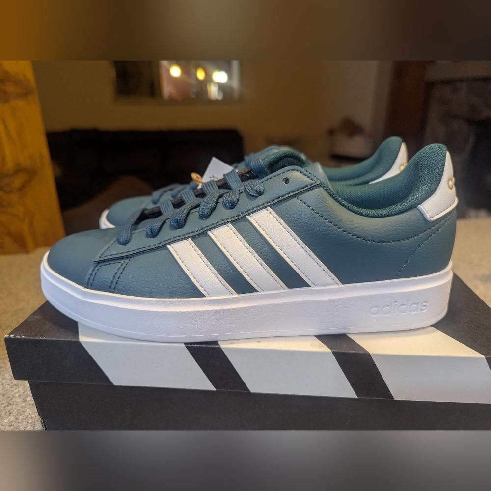 adidas Low-Top Sneaker in Teal and White. Grand Court 2.0
